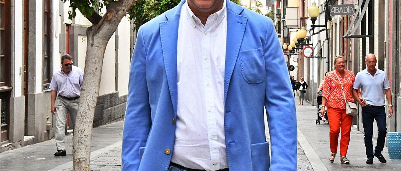 El candidato al a presidencia del PP de Gran Canaria, Poli Suárez, en la calle Pérez Galdós.