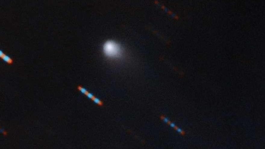 Arriba, fotografía del Borisov difundida ayer. Las imágenes alargadas corresponden a estrellas. Abajo, recreación artística de otro objeto interestelar, Oumuamua. // E.P./FdV