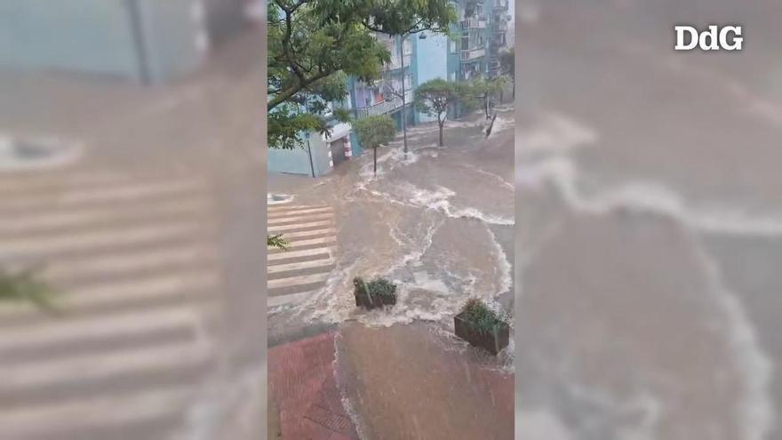 Vídeo: L'aigua inunda una rotonda a Sant Feliu de Guíxols