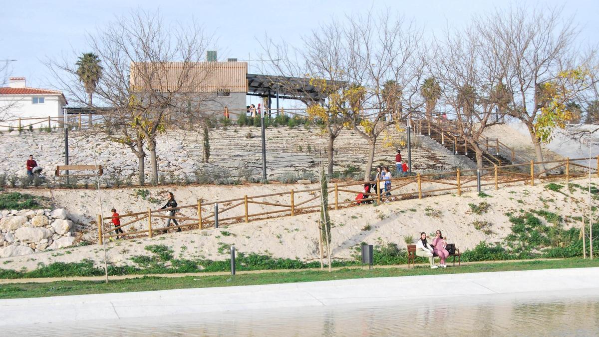 Taludes del Parque Europa de Lucena, donde se va a intervenir para su conservación.