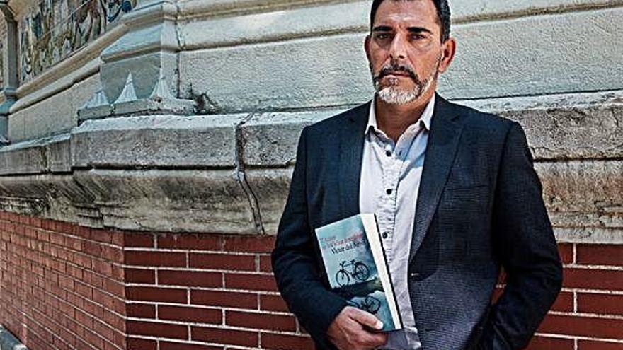 El escritor Víctor del Árbol, posando con su novela &#039;Antes de los años terribles&#039;.