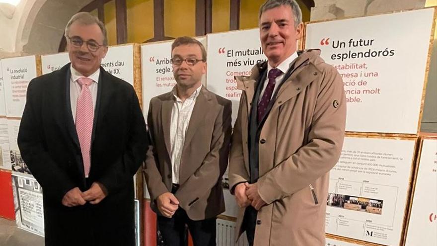 El president de Montepio Girona, Carles Aurich, juntament amb el director de Diari de Girona, Josep Callol i el gerent de Montepio, Albert Font.