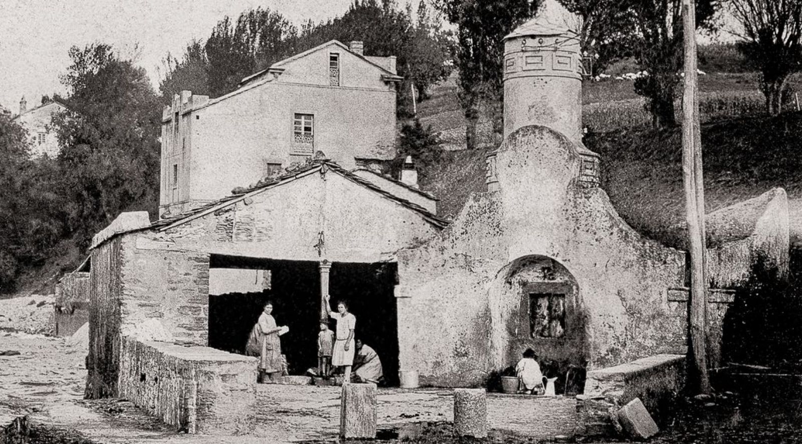 Antiguo lavadero y la conocida como “fonte da vila”.  