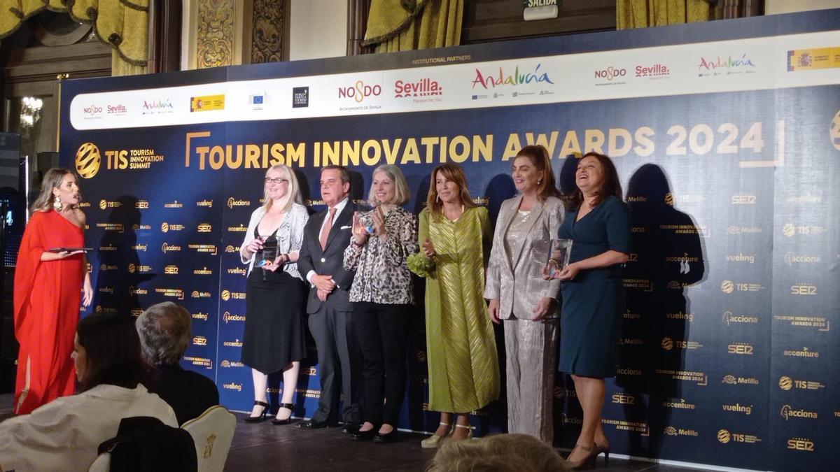 Patricia García junto a las finalistas de la categoría de Liderazgo Sostenible en los Premios de Innovación Turística