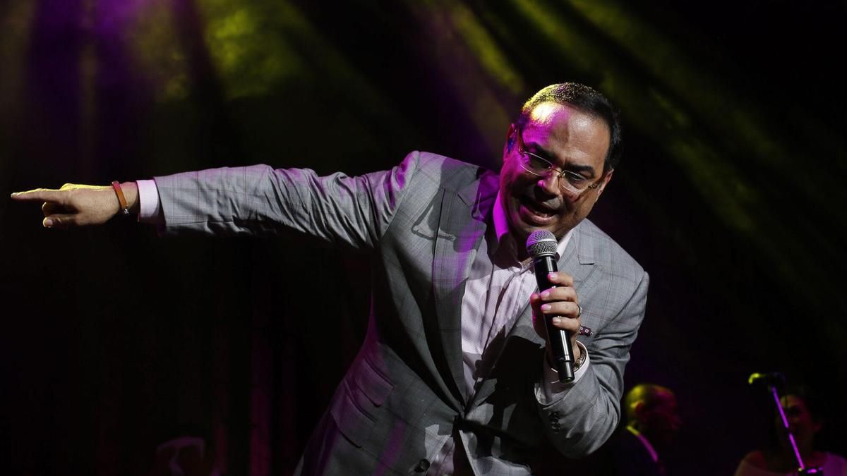 STO02. SANTO DOMINGO (REPÚBLICA DOMINICANA), 21/08/2015.- El salsero puertorriqueño Gilberto Santa Rosa ofrece un concierto hoy, viernes 21 de agosto de 2015, en el anfiteatro Nuryn Sanlley en Santo Domingo (República Dominicana). EFE/Orlando Barría