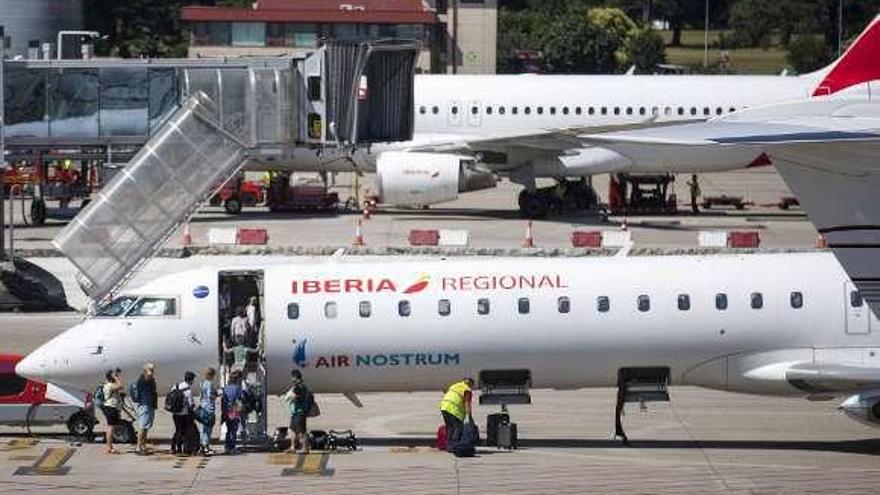 Un avión de la compañía Air Nostrum en Peinador. // Cristina Graña