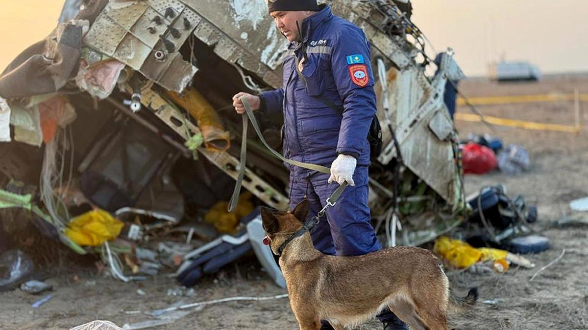 La policía investiga el avión accidentado en Kazajstán durante el día de Navidad.