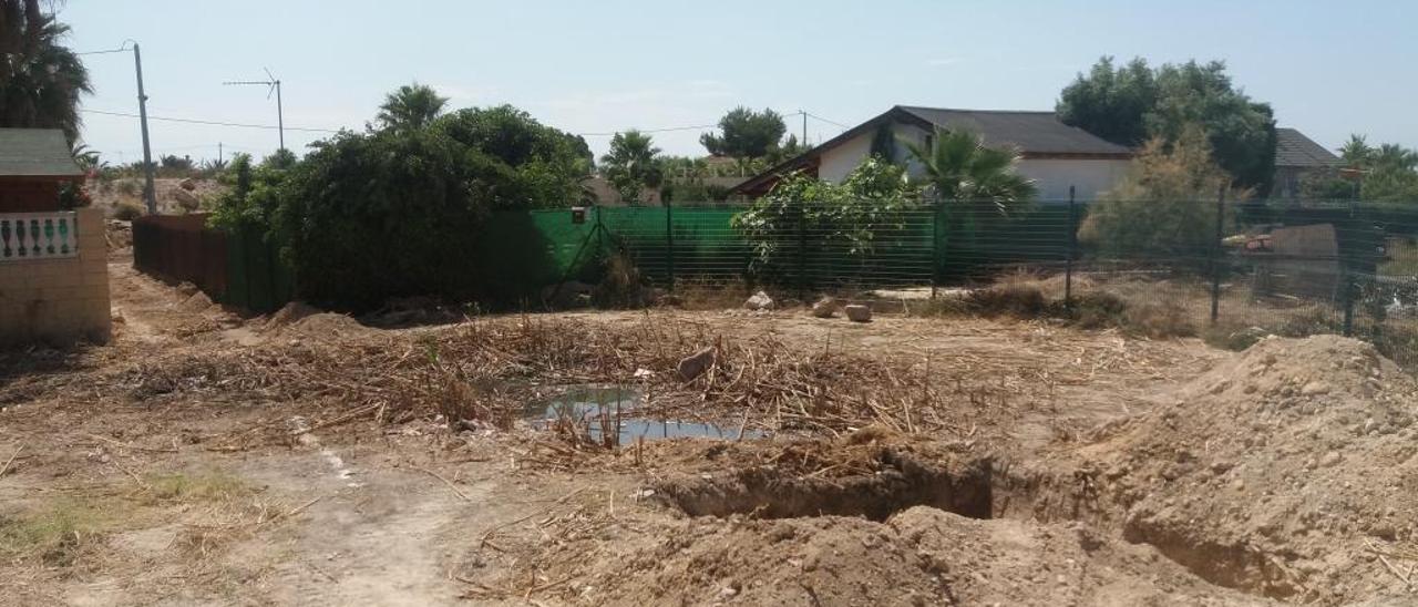 Uno de los encharcamientos de aguas fecales que existen en la urbanización Bonanza de El Campello