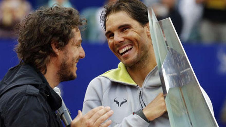 Nadal recibe el trofeo de campeón.