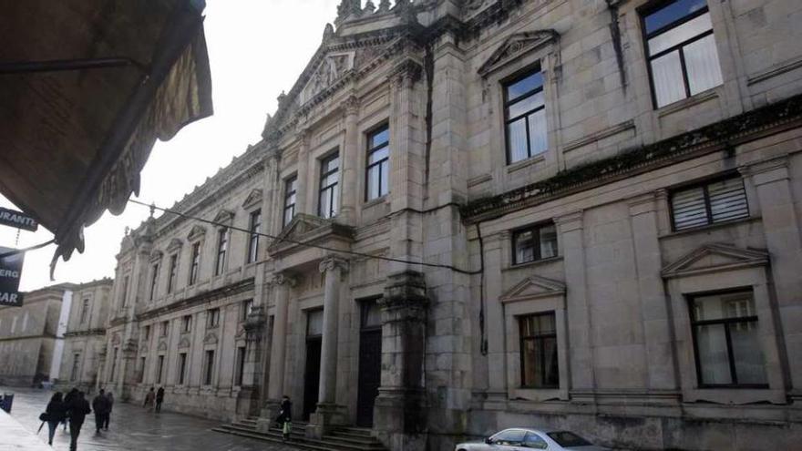 La titulación de Medicina se imparte desde 1928 en este inmueble de la calle San Francisco. // Xoán Álvarez