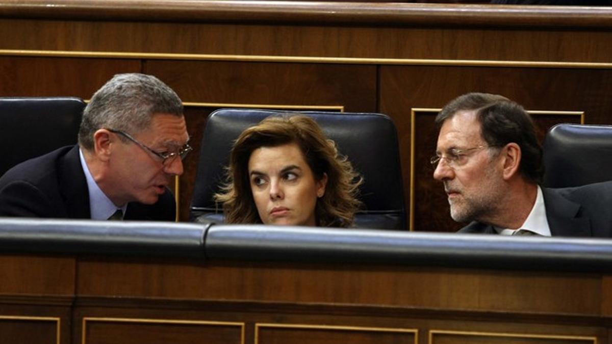 Sáenz de Santamaría, entre Gallardón y Rajoy, el pasado día 24, en el Congreso.