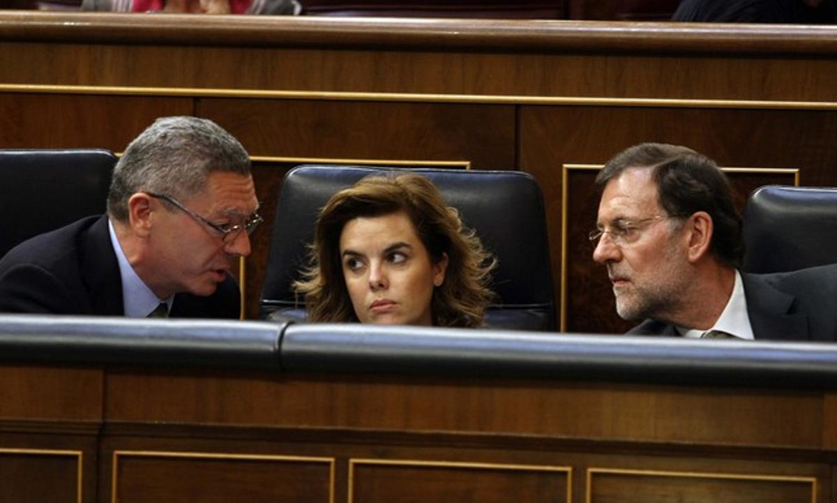 Sáenz de Santamaría, entre Gallardón y Rajoy, el pasado día 24, en el Congreso.