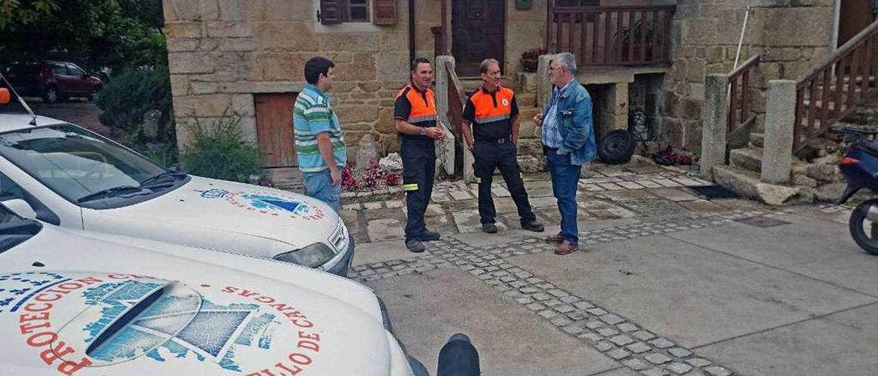 El alcalde Xosé Manuel Pazos habla con miembros de Protección Civil en su base de A Rúa. // Gonzalo N.