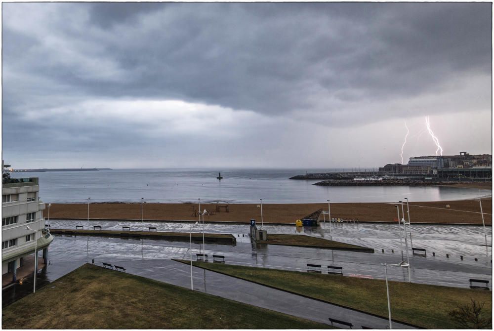 Espectacular tormenta con rayos en Gijón