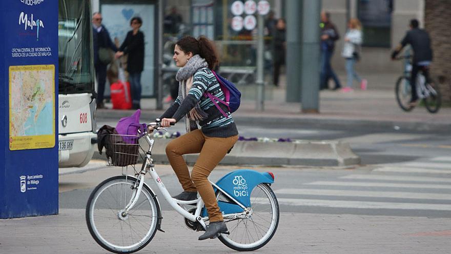 Una usuaria del servicio MalagaBici, por las calles del Centro de Málaga.