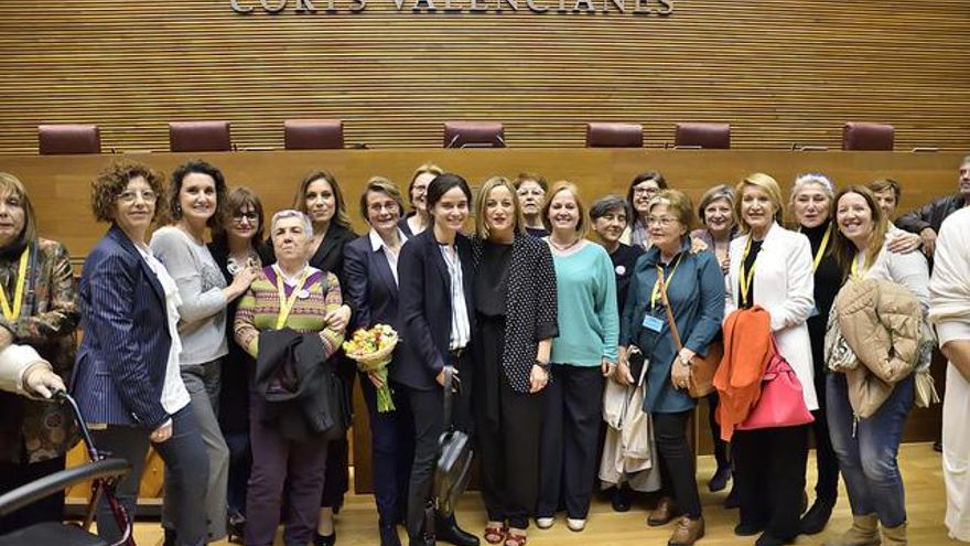 Las Corts premia el trabajo de la periodista de Levante-EMV Julia Ruiz