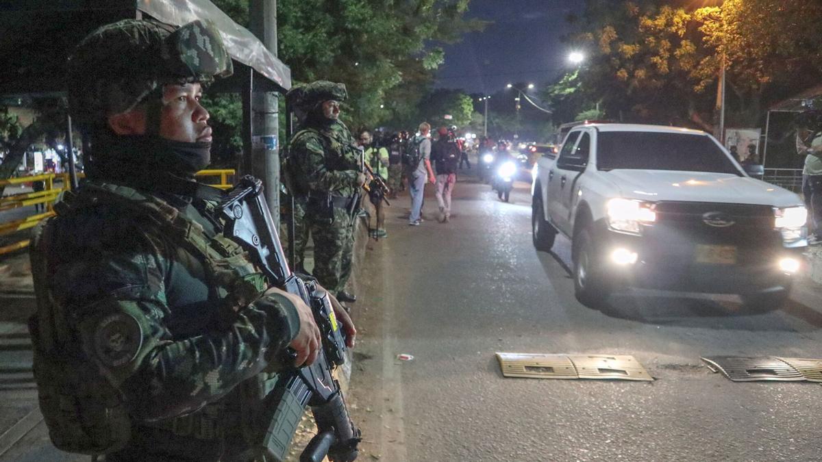 Soldados del Ejército Nacional de Colombia vigilan el Puente Internacional Francisco de Paula Santander este martes, en Cúcuta (Colombia).