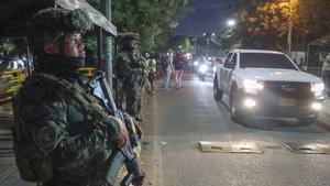 Soldados del Ejército Nacional de Colombia vigilan el Puente Internacional Francisco de Paula Santander este martes, en Cúcuta (Colombia).