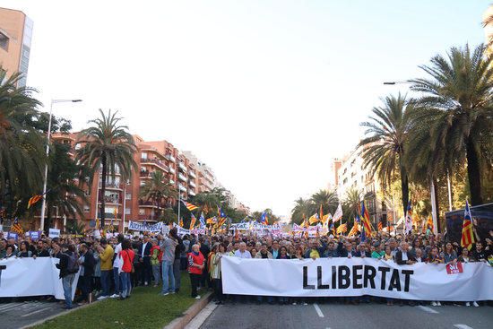 Unes 350.000 persones assisteixen a la manifestació contra la sentència de l'1-O a Barcelona