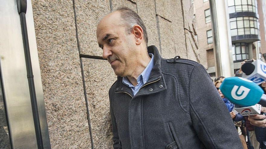 El lotero de San Agustín, Manuel Eugenio Reija, al entrar en los juzgados. |   // CASTELEIRO/ROLLER AGENCIA