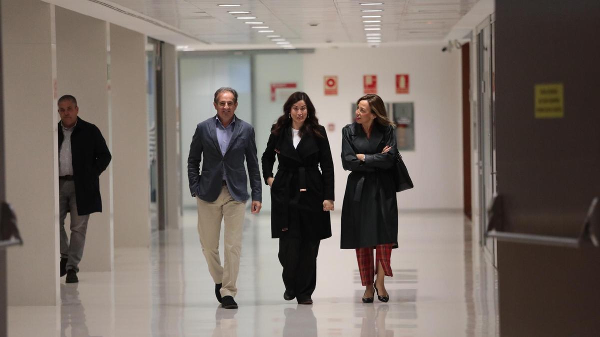 Ángel Lorén, Tatiata Gaudes y Natalia Chueca, este viernes antes de la comisión.