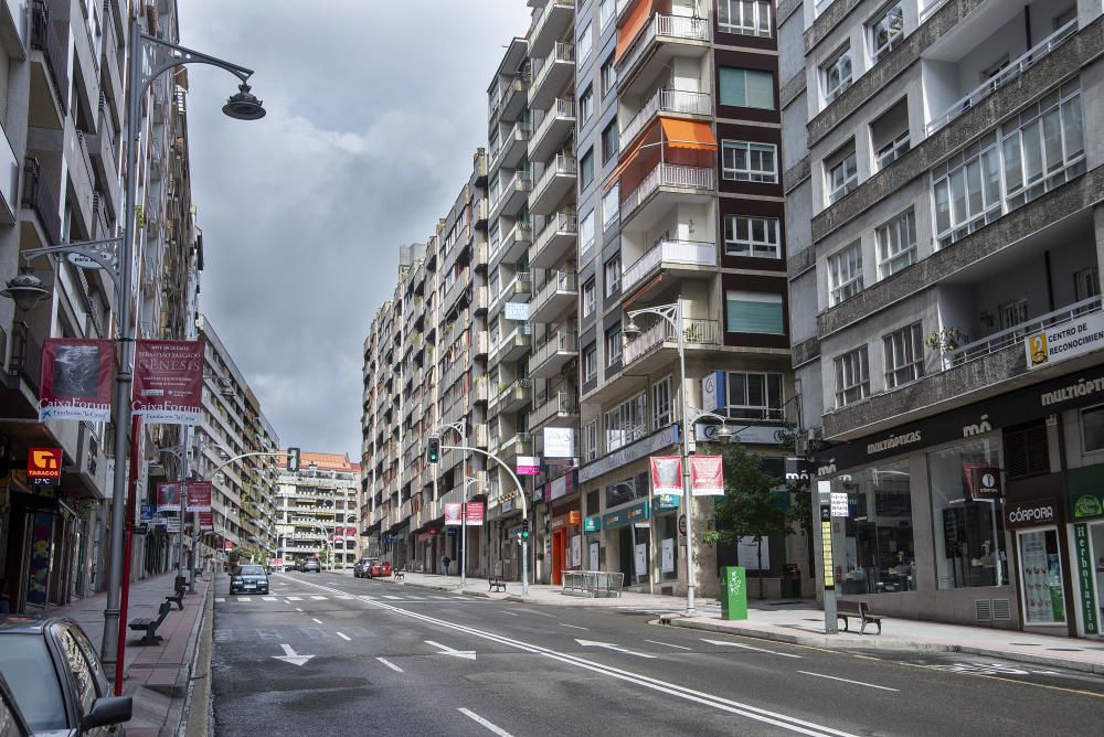 Terrazas vacías y poca afluencia por la calle en el primer fin de semana con reuniones prohibidas. // Carlos Peteiro