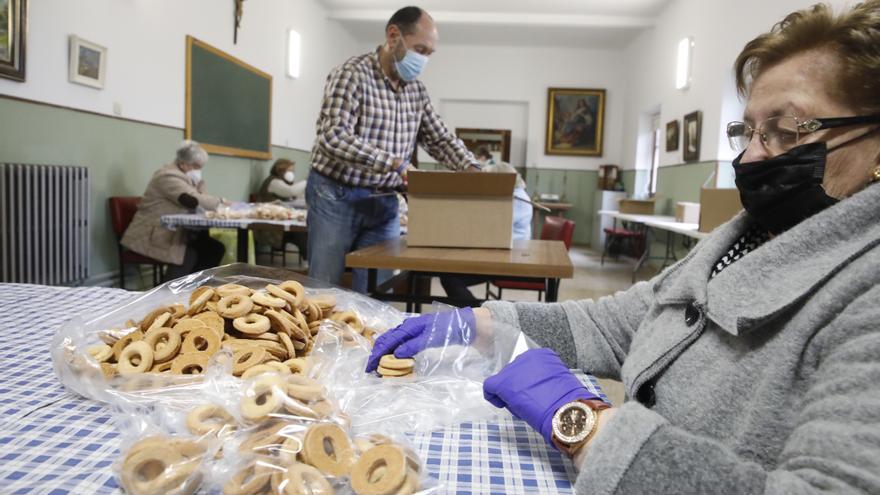 El empaquetado y bendición de las rosquillas para San Blas en Jove, en imágenes