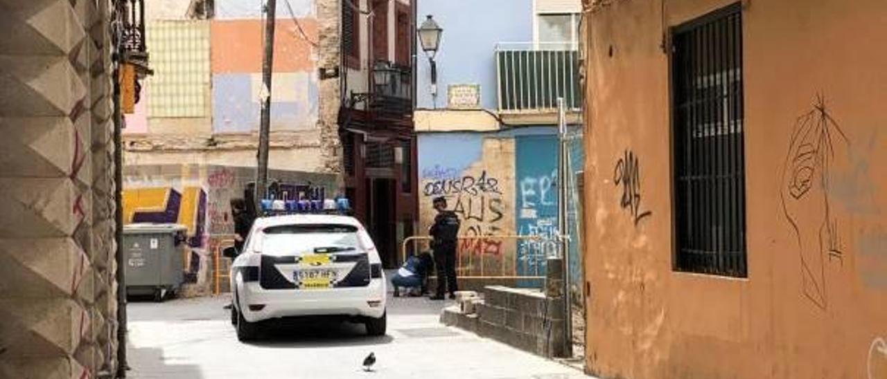 Una patrulla de la Policía Local pide la documentación a una chica en la esquina de Viana con Balmes.