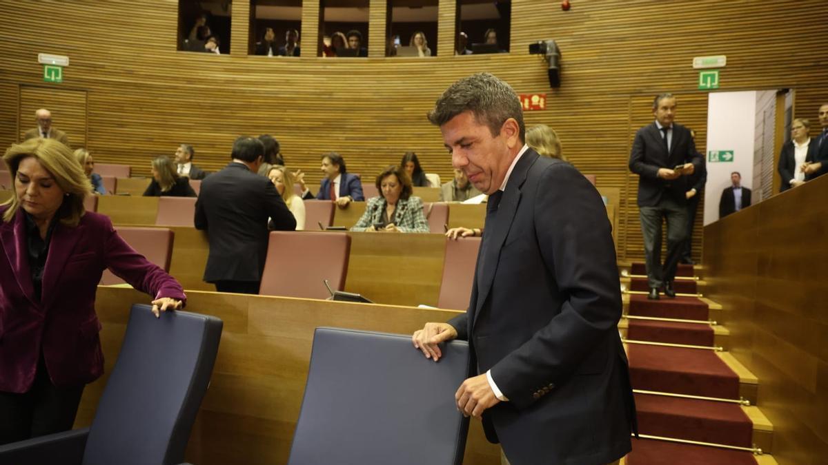 Carlos Mazón toma su asiento en la sesión de investidura del nuevo presidente de la Generalitat, Juanfran Pérez Llorca.