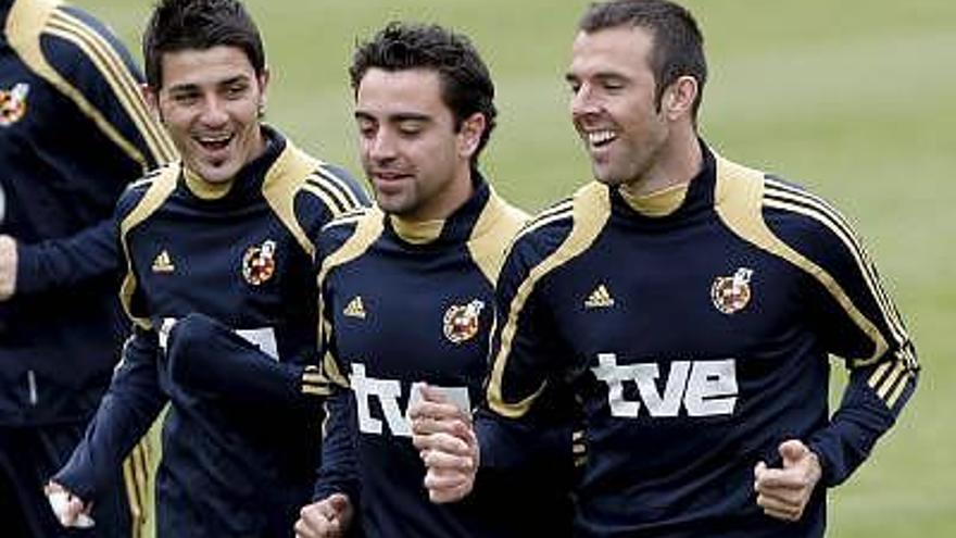 Los jugadores de la selección española David Villa (i), Xavi Hernández (c) y Carlos Marchena (d), durante el entrenamiento que han realizado, tras disputar el segundo partido del grupo D de la Eurocopa 2008.