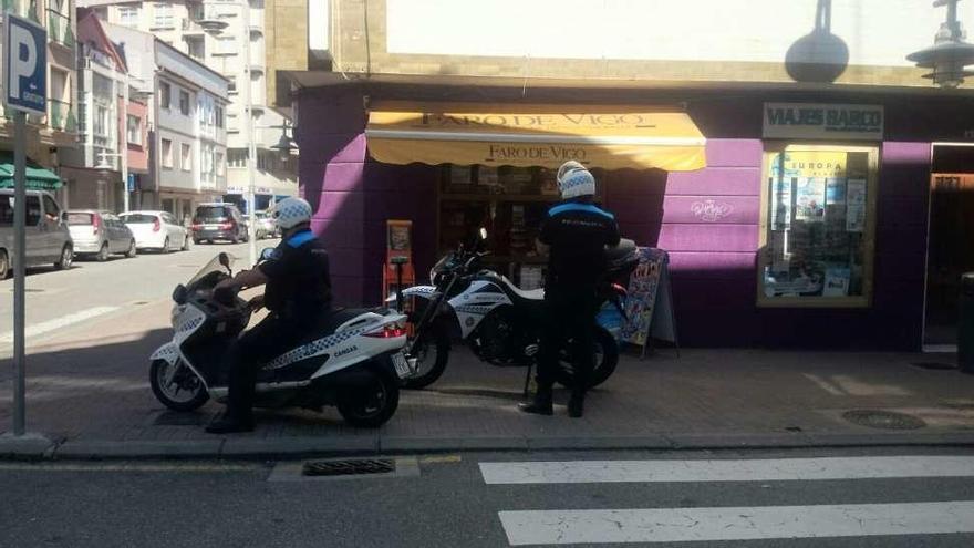 La Policía de Cangas, el domingo, ante el quiosco donde ocurrió el suceso. // G.N.