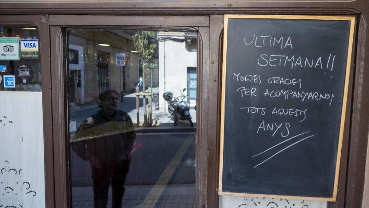 El cartel que anuncia el cierre del bar y muestra su agradecimiento a los vecinos.