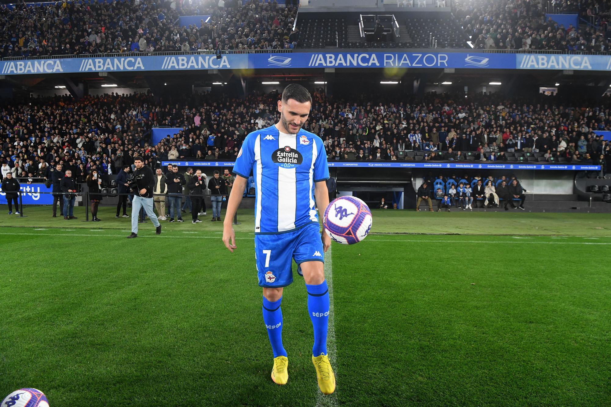 Riazor aclama a Lucas Pérez en su presentación