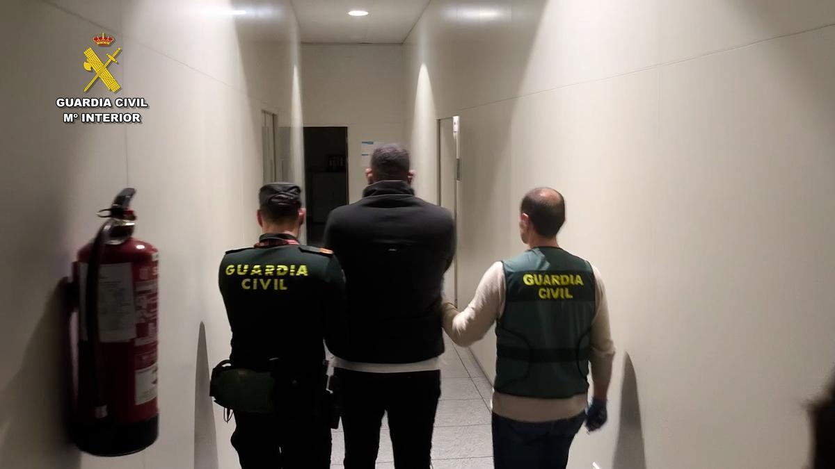 Los agentes de la Guardia Civil con el joven detenido por la maleta con 2,5 kilos de cocaína en el aeropuerto de Alicante-Elche