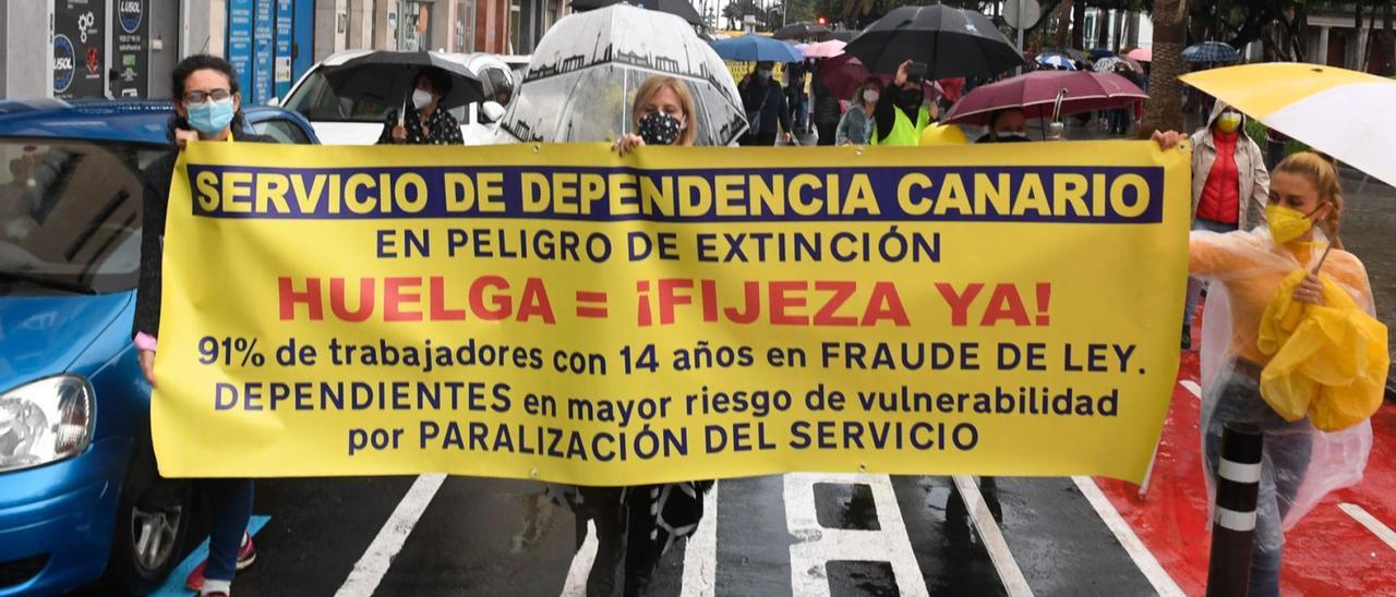 Trabajadoras del servicio de Dependencia protestan en una manifestación de interinos en la capital grancanaria. | | J.C. CASTRO