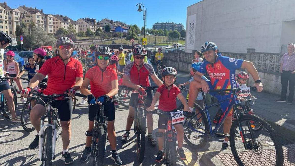 Participantes en la marcha cicloturista de Corvera.