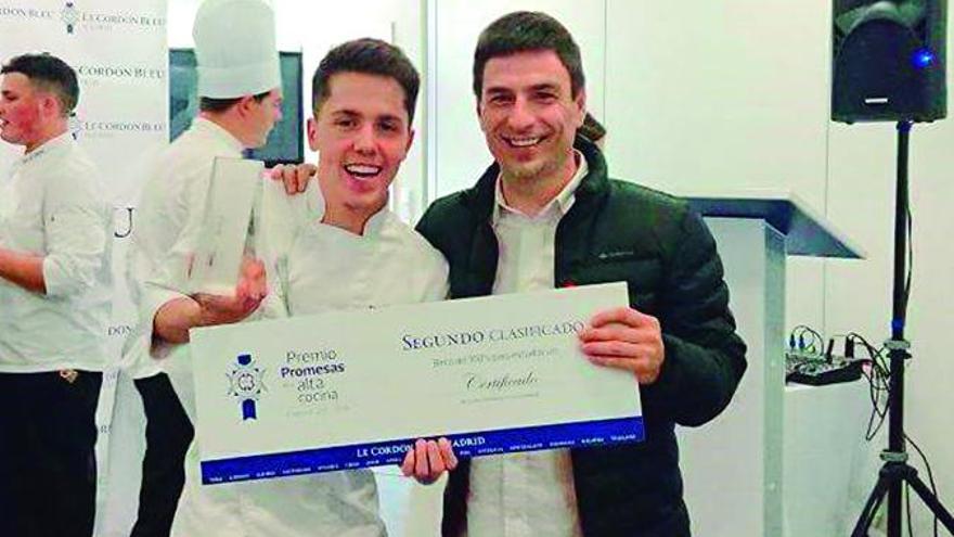 Alejandro Pérez Polo sostiene el segundo premio concedido a jóvenes promesas por Le Cordon Bleu. / El Correo