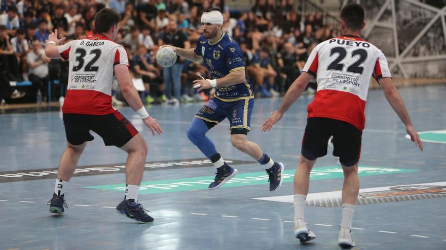 Santi López en una acción del partido del sábado entre el Frigoríficos del Morrazo y el Puerto Sagunto.