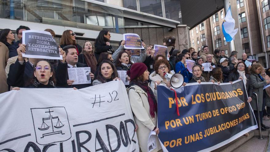 Concentración de adscritos al turno, este martes frente a los juzgados de A Coruña.   | // CASTELEIRO/ROLLER AGENCIA