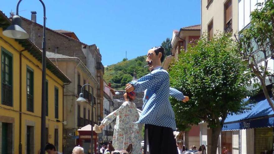 Desfile de gigantes y cabezudos la víspera del Carmen.