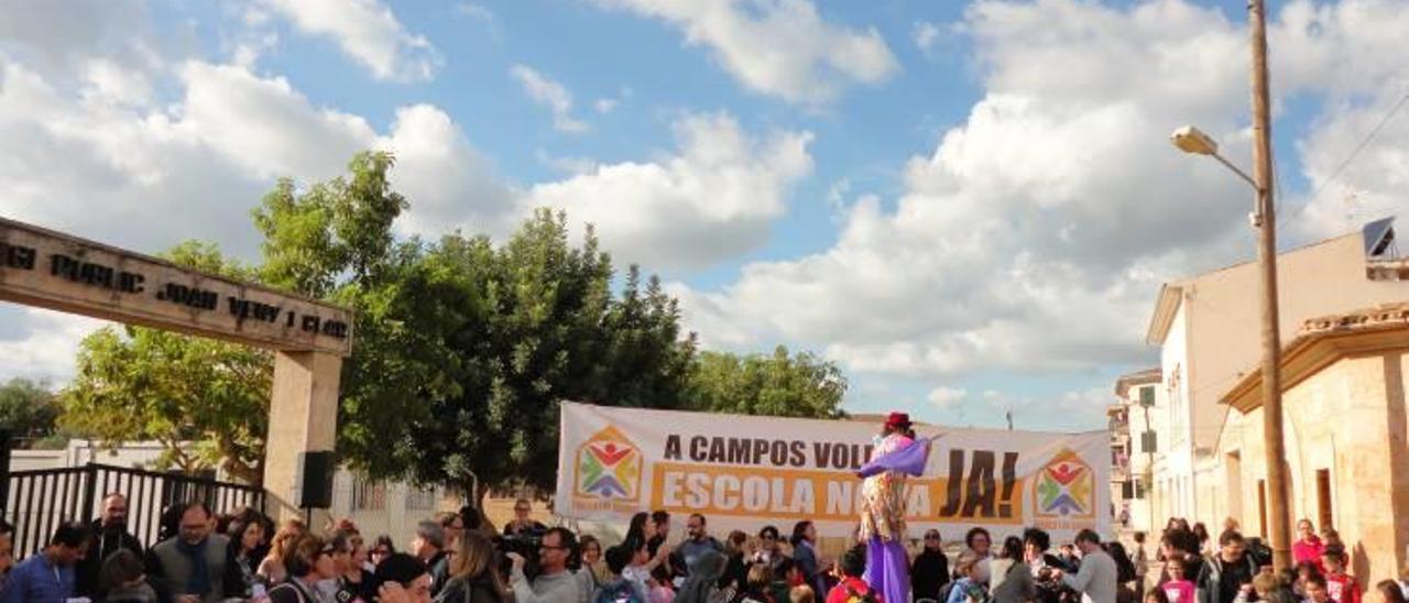 Hoy en Campos vuelven a reivindicar, una vez más, una escuela nueva.
