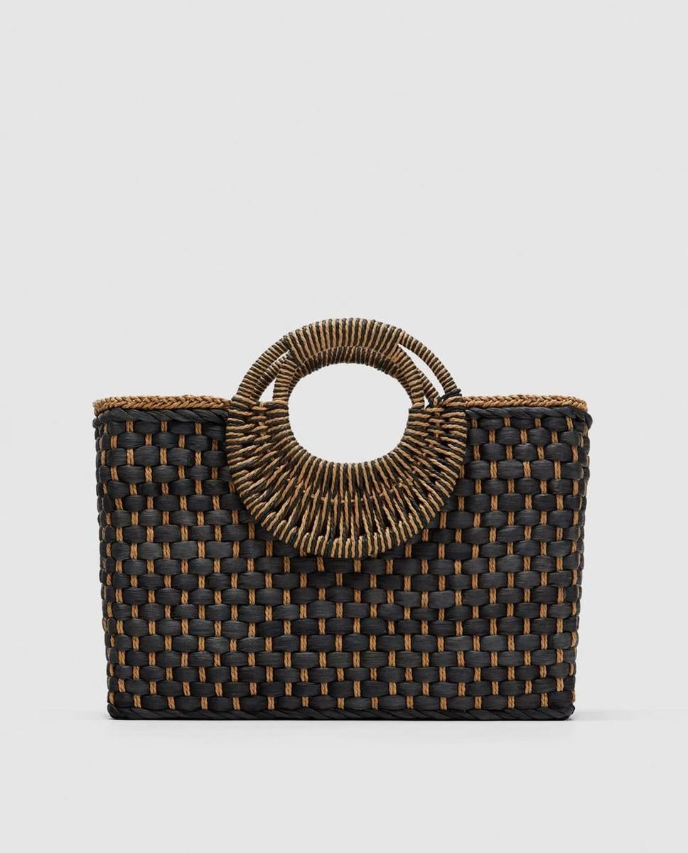 Bolso shopper capazo de Zara con asa rígida. (Precio: 29, 95 euros)