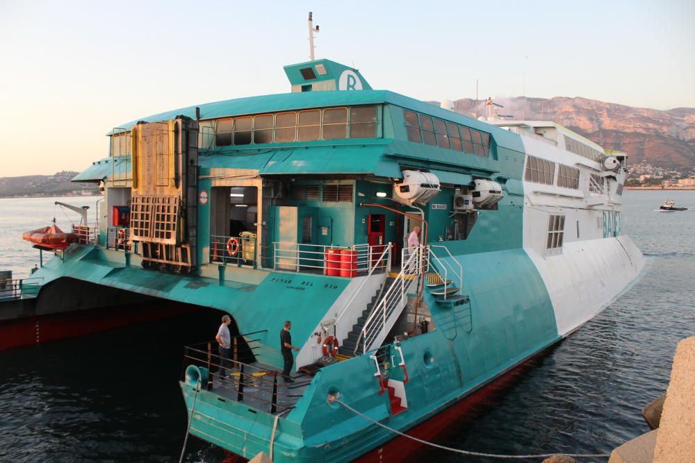 Un ferry con 400 pasajeros encalla en el puerto de Dénia