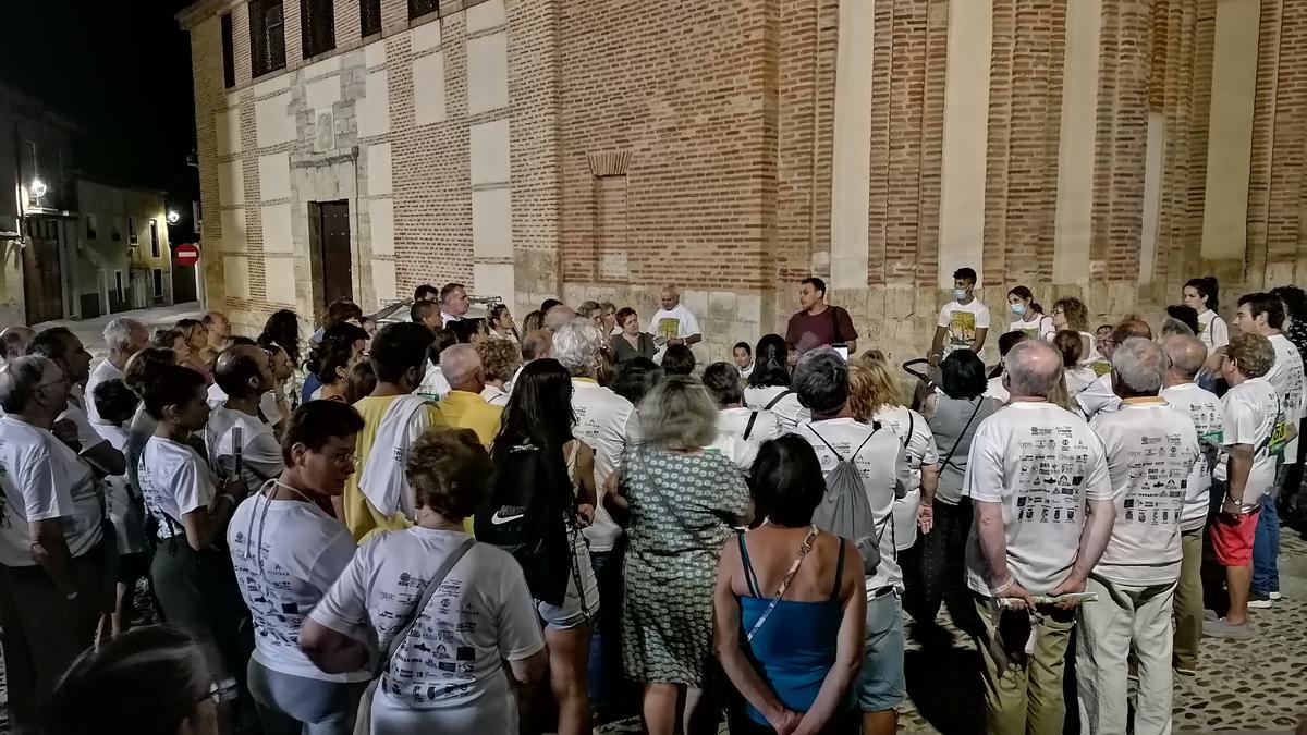 Los participantes en la marcha, en la parada ante la iglesia-museo de San Salvador