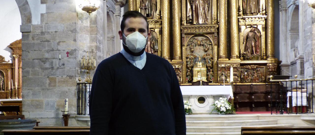 Miguel Vilariño, en la basílica de Cangas del Narcea.