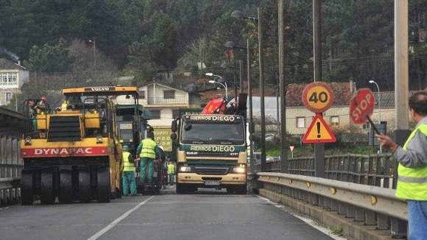 Trabajos de reforma realizados en el puente hace tres meses. // Abella