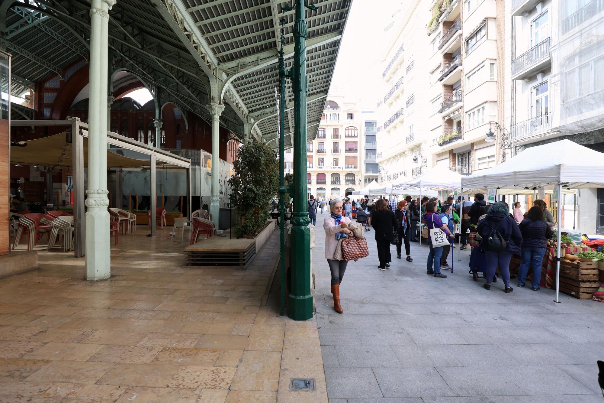 Mercadillo de frutas y verduras de huerta junto al mercado de Colón