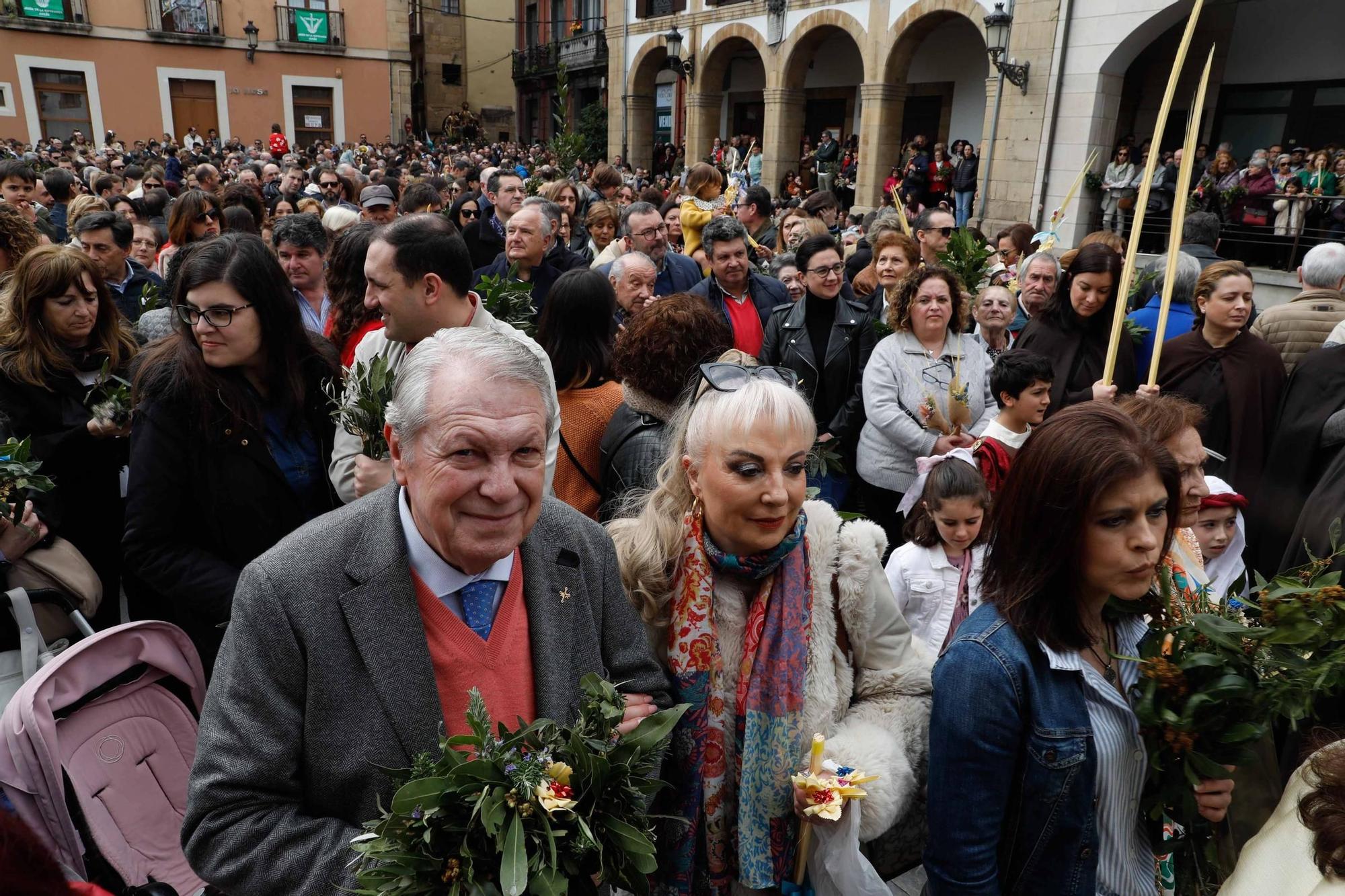 Multitudinaria bendición de ramos y procesión de La Borriquilla en Avilés