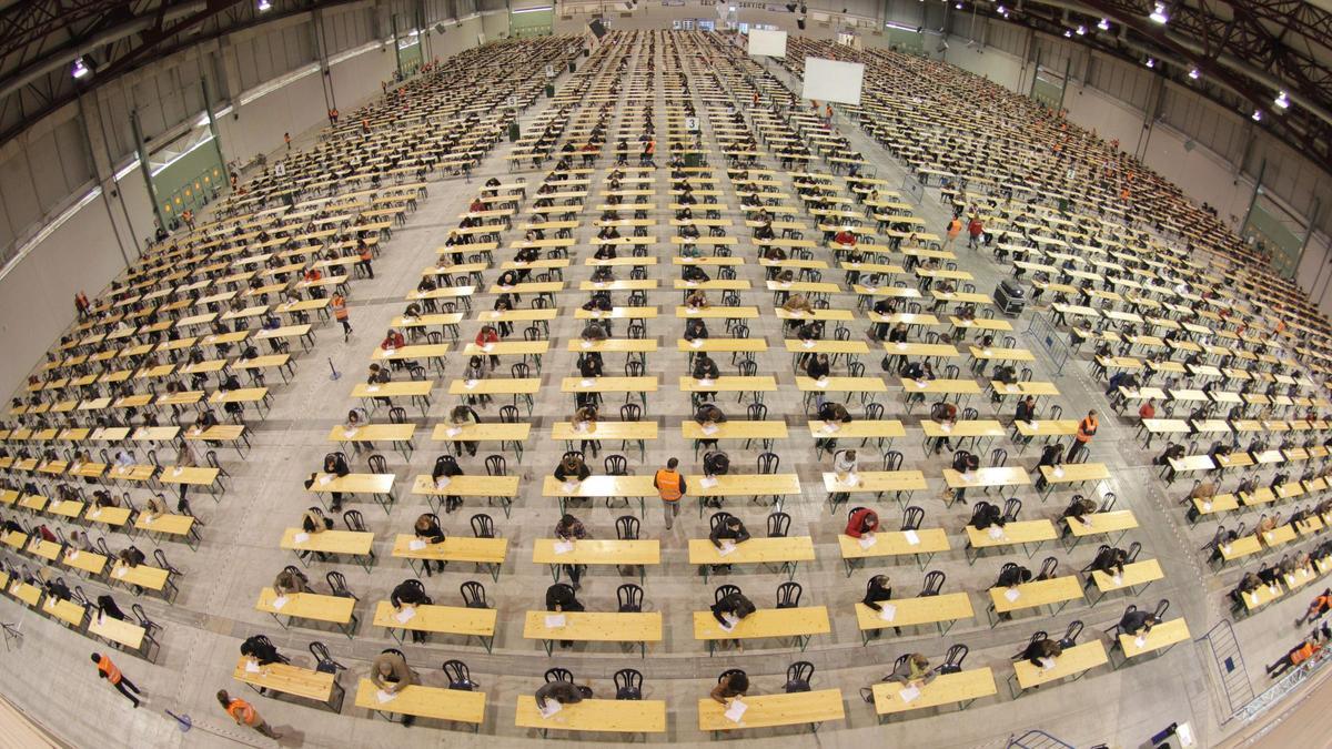 Examen de oposiciones en el recinto de Silleda.