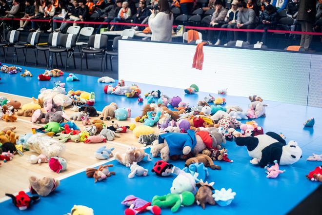 Lluvia benéfica de peluches en el partido del Leyma Coruña contra el Cantabria